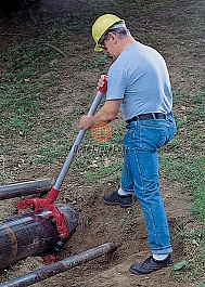 Применение ручного роторного трубореза Reed Low Clearance Rotary Cutter LCRC16I